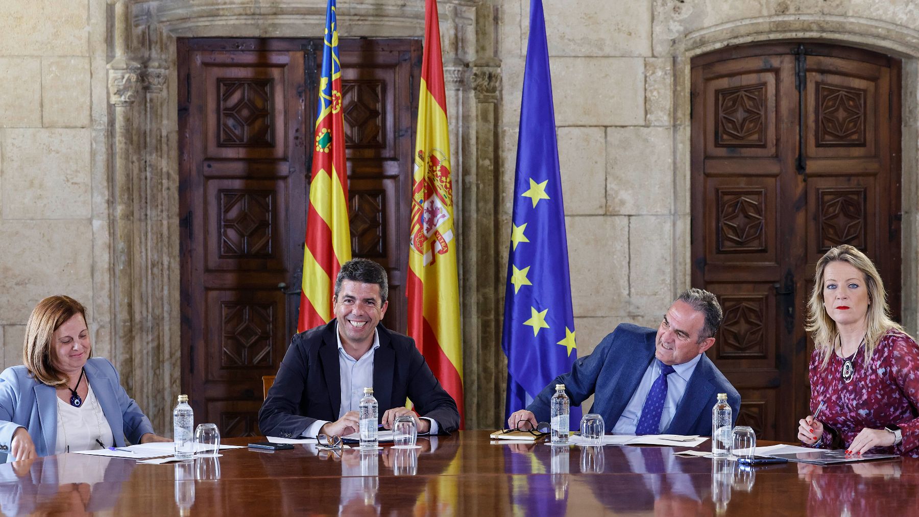 Mazón hace equipo con Diputación y ayuntamientos frente a la DANA mientras el Gobierno se borra