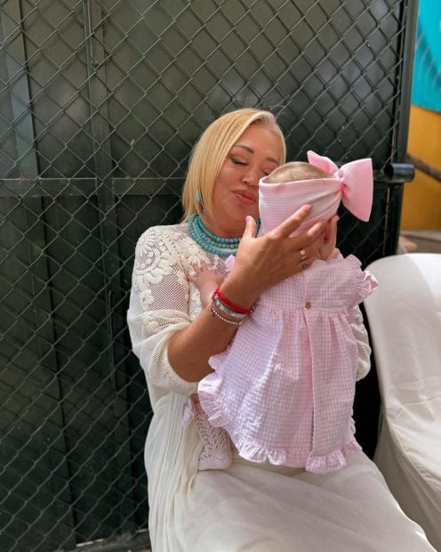 Belén Esteban sostiene en brazos a la hija de Anabel Pantoja (Instagram).