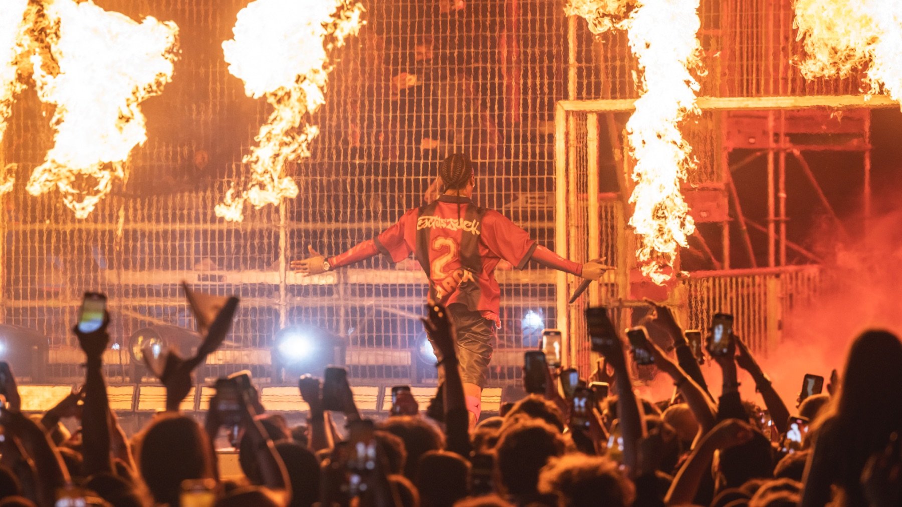 Travis Scott en su show con la camiseta del Barça. (Getty)
