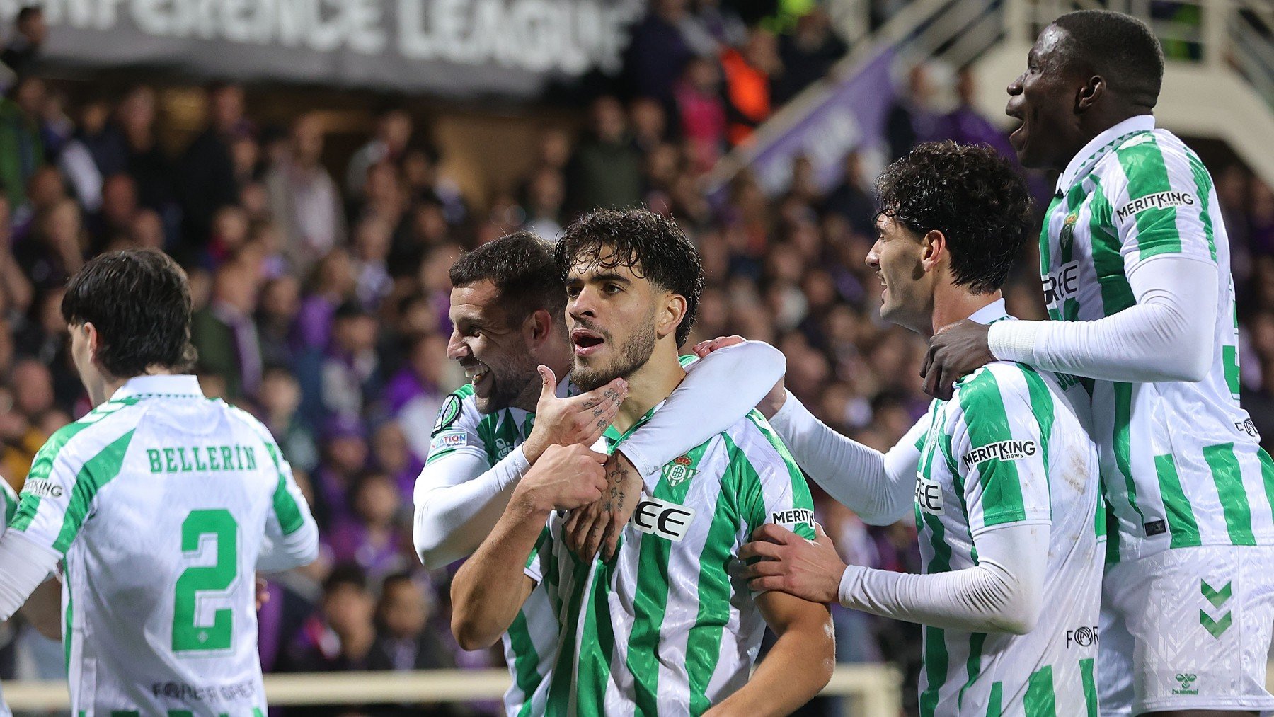 Los jugadores del Betis celebran el pase a la final de la Conference. (Getty)
