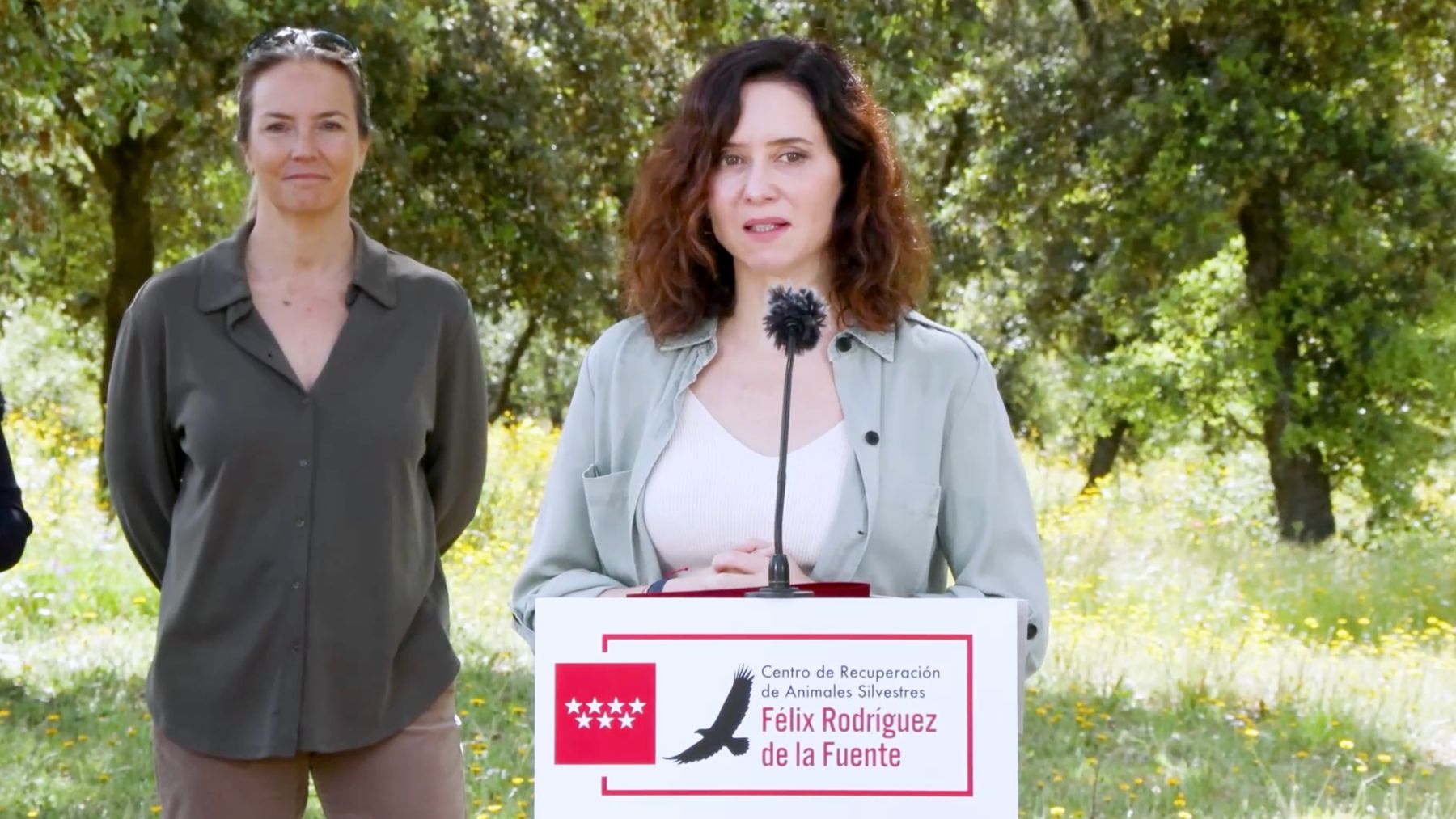 La presidenta de la Comunidad, Isabel Díaz Ayuso, en un momento del acto, con Odile Rodríguez de la Fuente.