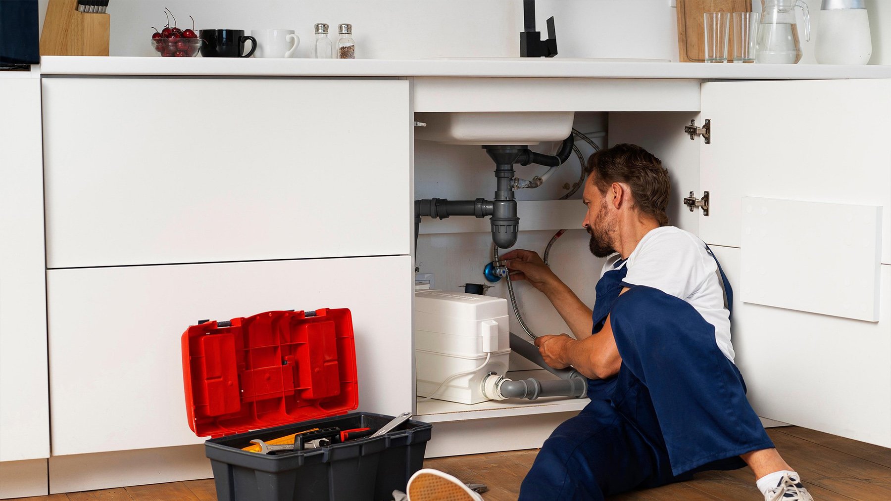 Fontanero arreglando un fregadero. Foto: Pixabay.