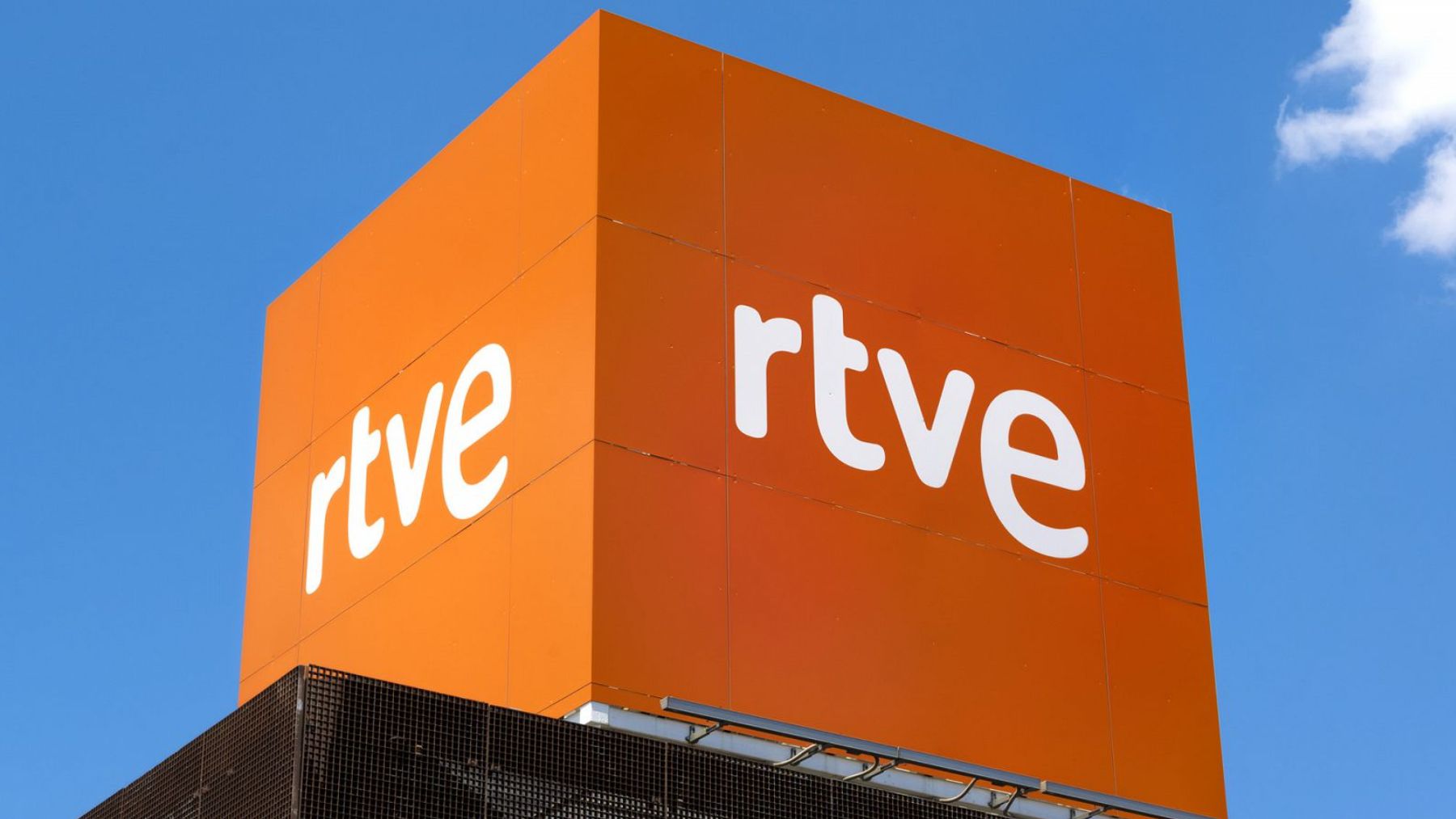 Logotipo que cubre la sede de RTVE