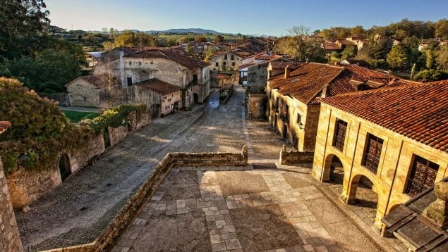 Venden una casa con okupas en Cantabria por un euro, venta de casas okupadas en España, casas con okupas a la venta, subastas de casas por okupación.