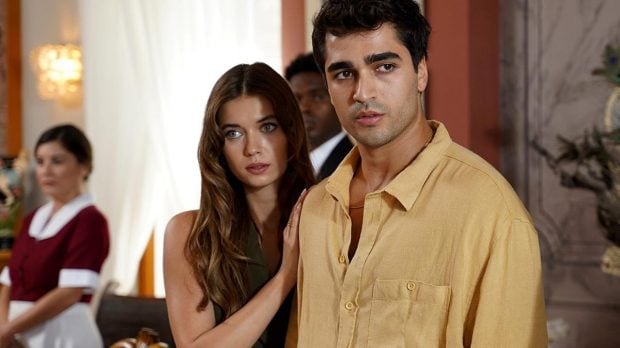 Afra Saraçoğlu y Mert Ramazan Demir en 'Una nueva vida'. (Atresmedia)