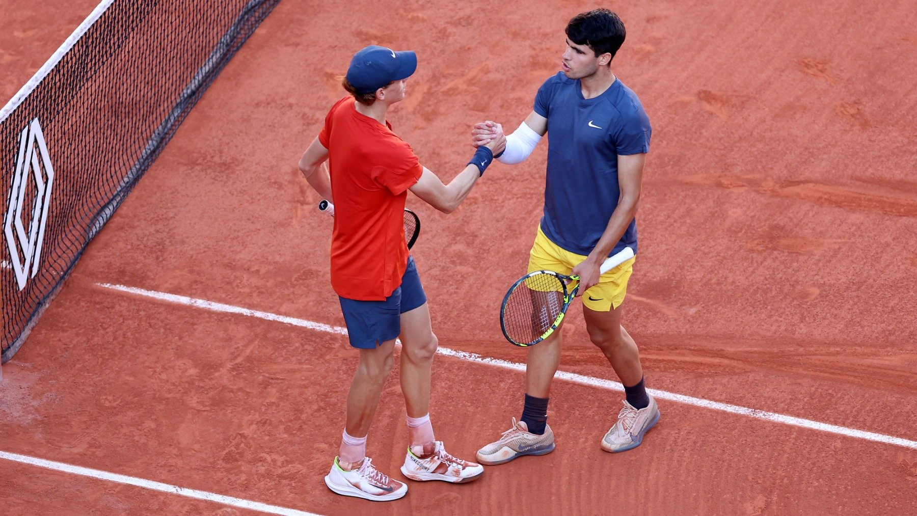 Carlos Alcaraz con Jannik Sinner en Roland Garros 2024. (Getty)