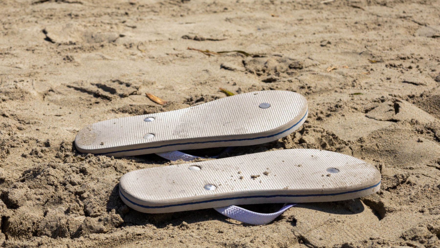 Unas chanclas en la playa