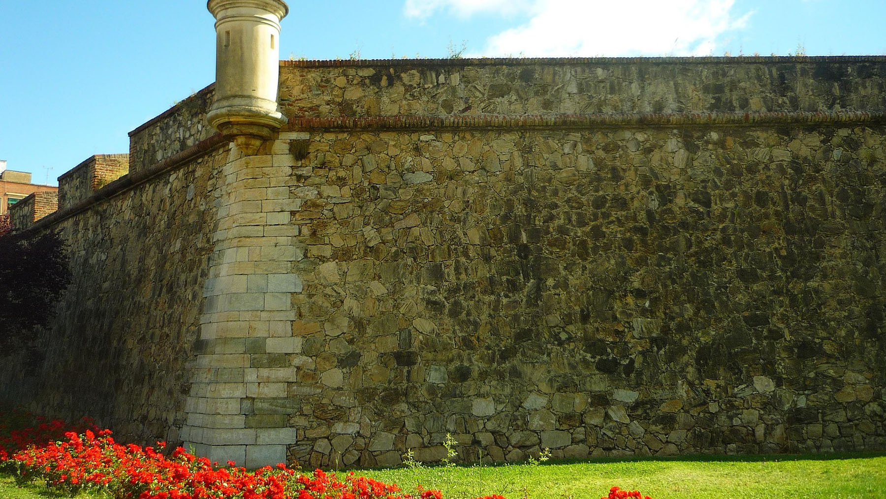 Baluarte de la gran muralla de Badajoz. Foto: Pixabay.