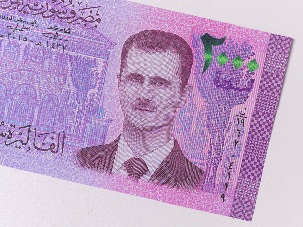Un billete de 2.000 libras con el retrato de Assad. (Peter Dazeley/Getty Images) 