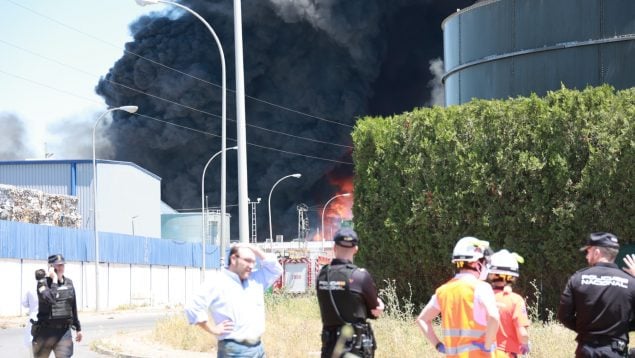 Gran columna de humo tras el incendio declarado en una nave de productos químicos en Alcalá de Guadaíra (Sevilla).