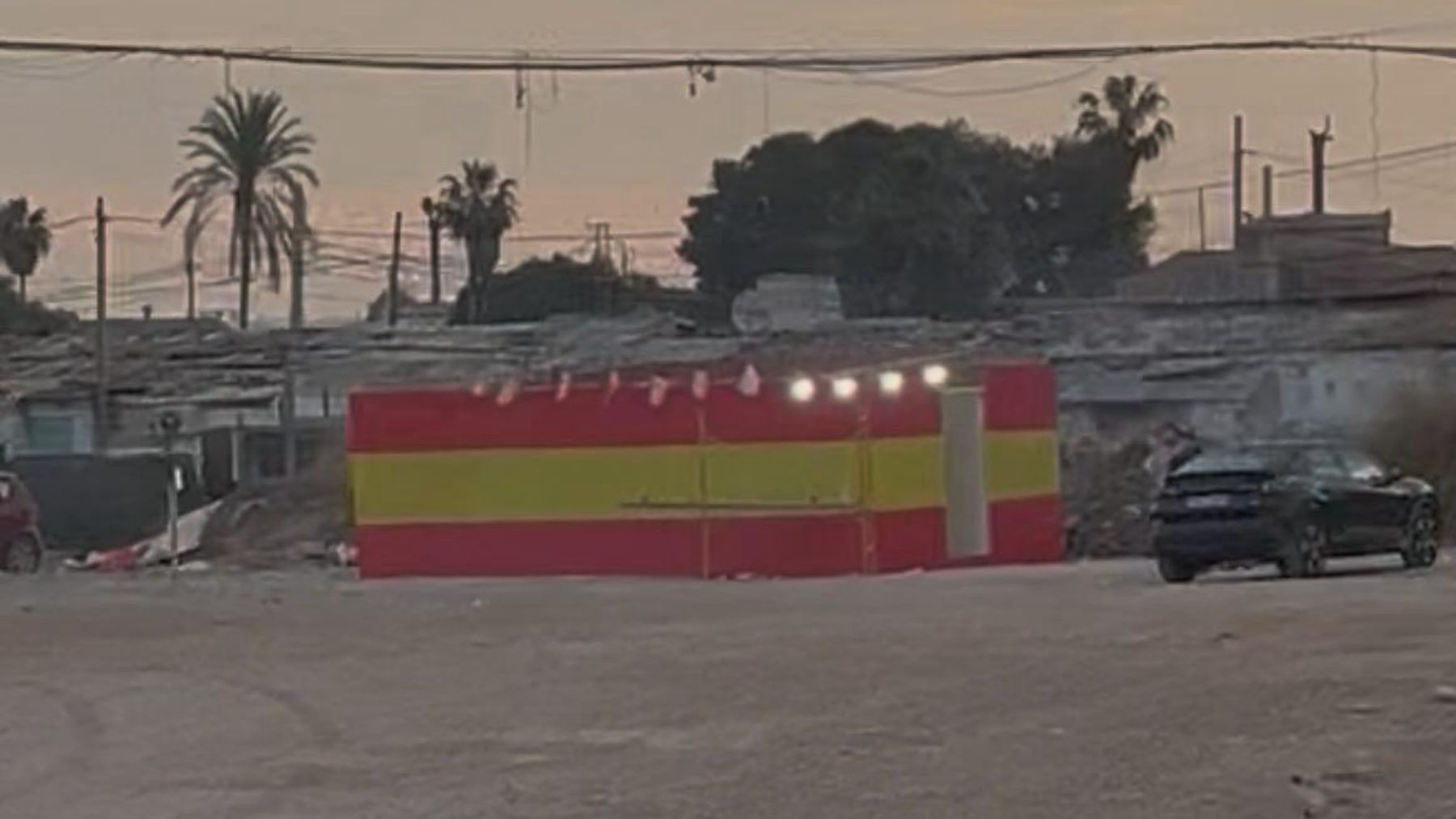 Caseta de Son Banya pintada con los colores de la bandera de España.