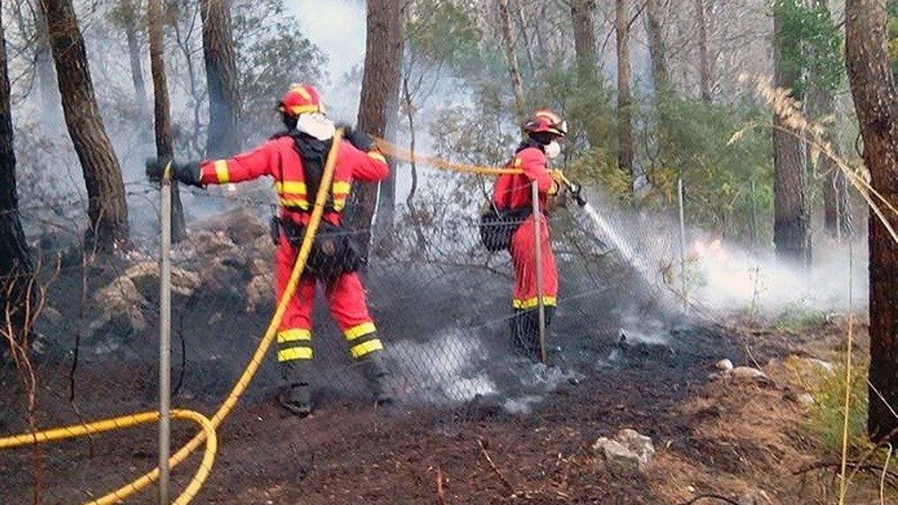 La UME en acción sofocando un incendio.