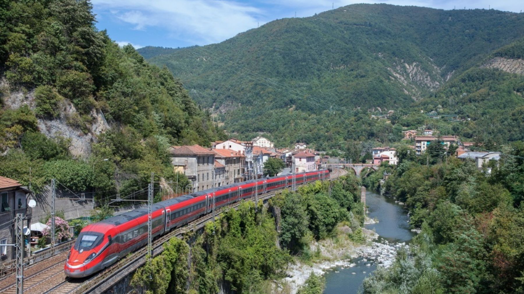 Un 63% de los españoles, a favor de prohibir vuelos cortos si hay alternativas en tren de alta velocidad (Foto: Europa Press)