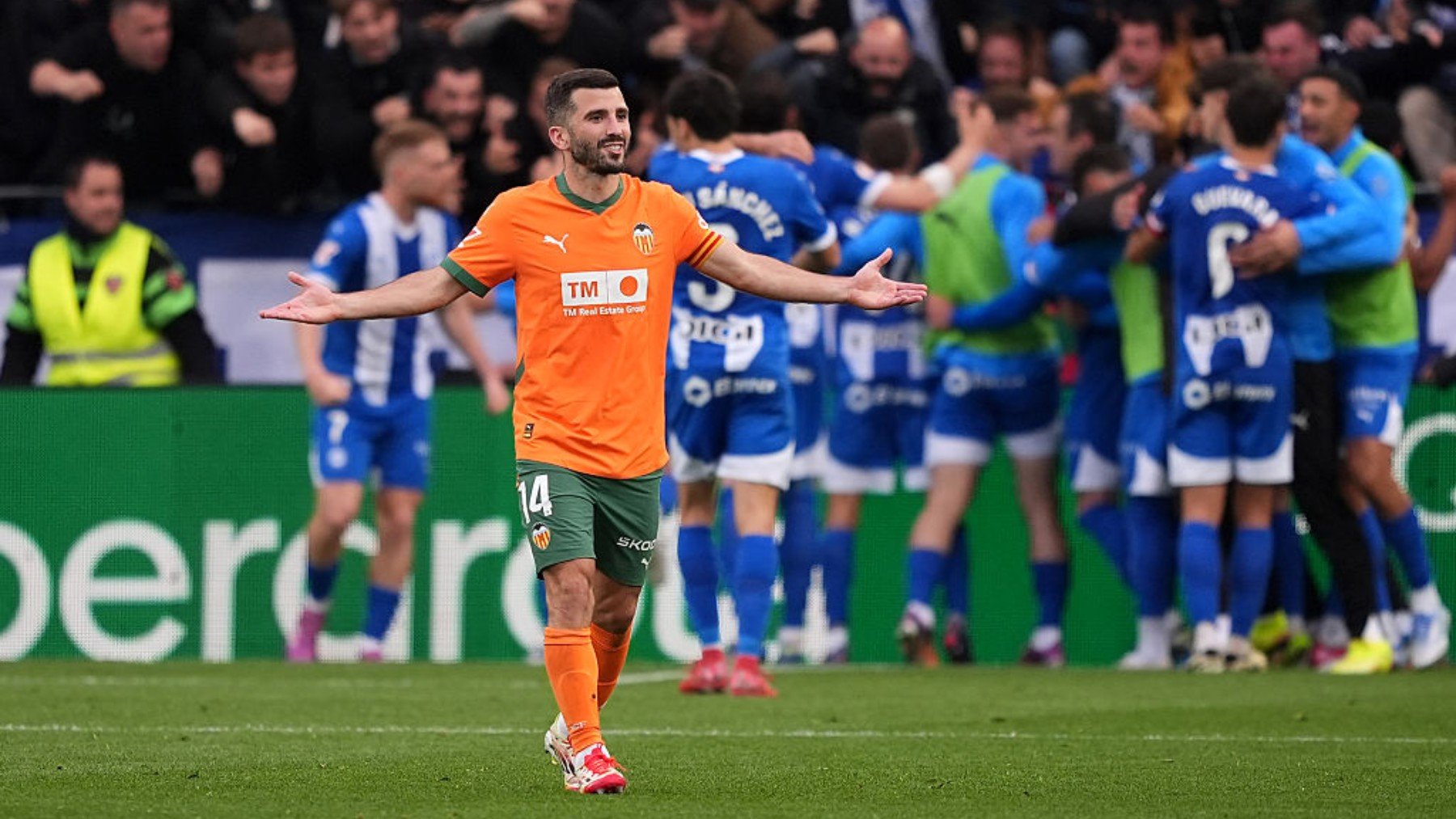 Los jugadores del Valencia no dan crédito a cómo Gil Manzano pitó penalti en un derribo de Mamardashvili.
