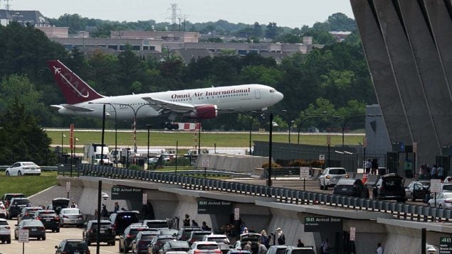 El avión que aterrizó en EEUU con refugiados de EEUU. (Foto: Efe)