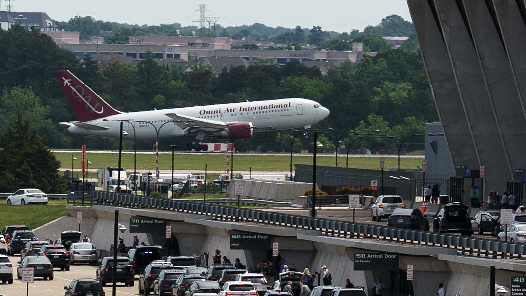 El avión que aterrizó en EEUU con refugiados de EEUU. (Foto: Efe)