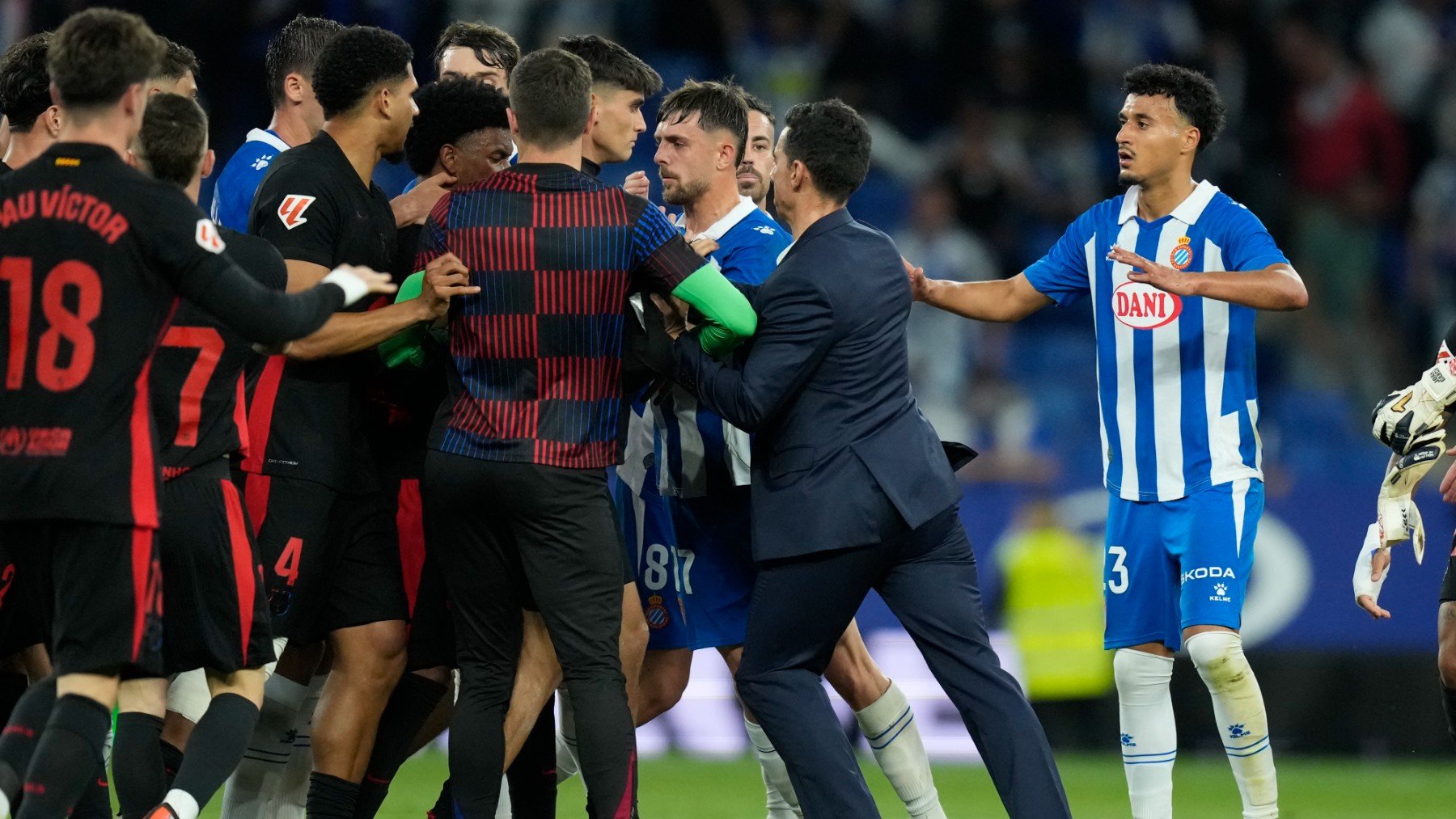 Tangana entre los jugadores del Barcelona y del Espanyol. (EFE)
