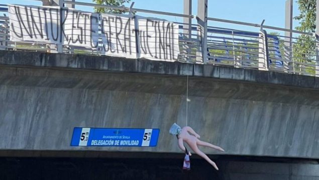 Exhiben un muñeco colgado en Sevilla con una amenaza a Del Nido hijo: «Junior éste será tu final»