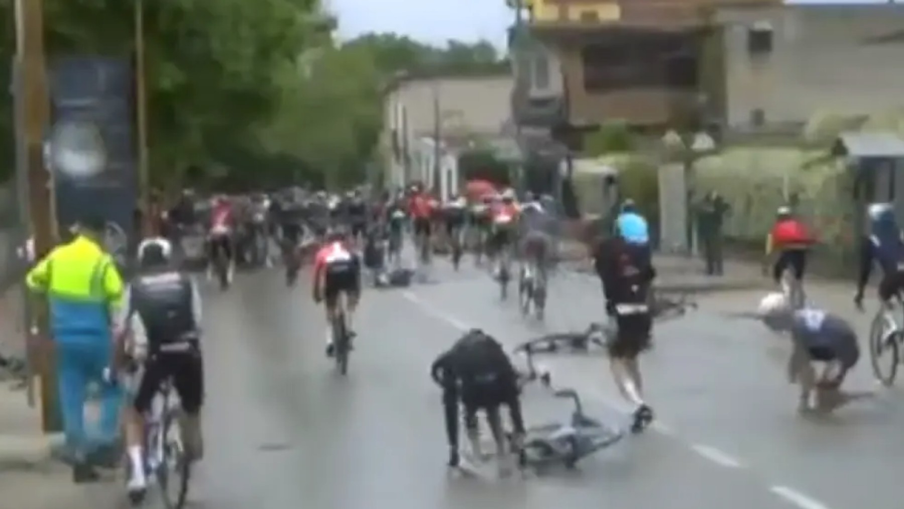Caos en el Giro de Italia: una caída masiva de decenas de corredores neutraliza la sexta etapa