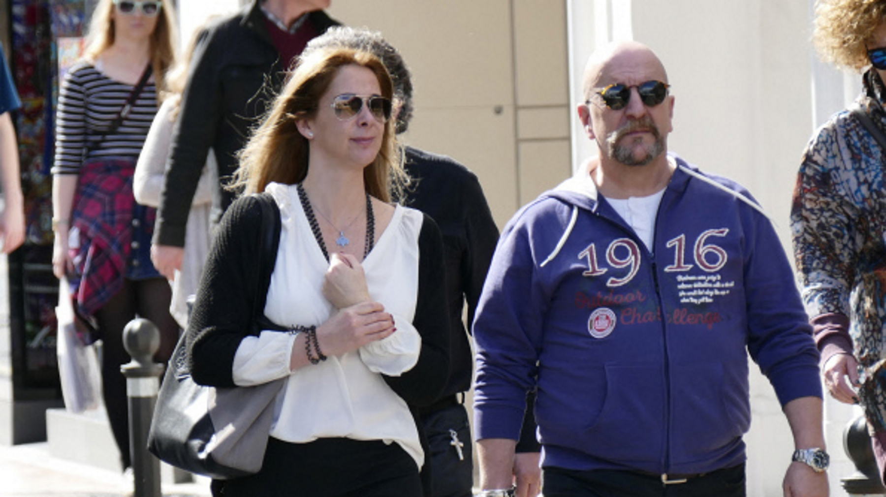 Carmen Janeiro y un amigo por las calles de Madrid. (Foto: Gtres)