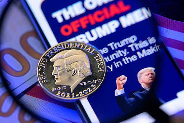 ¿Quiénes son los inversores de la memecoin de Trump que ganarán una cena con él?