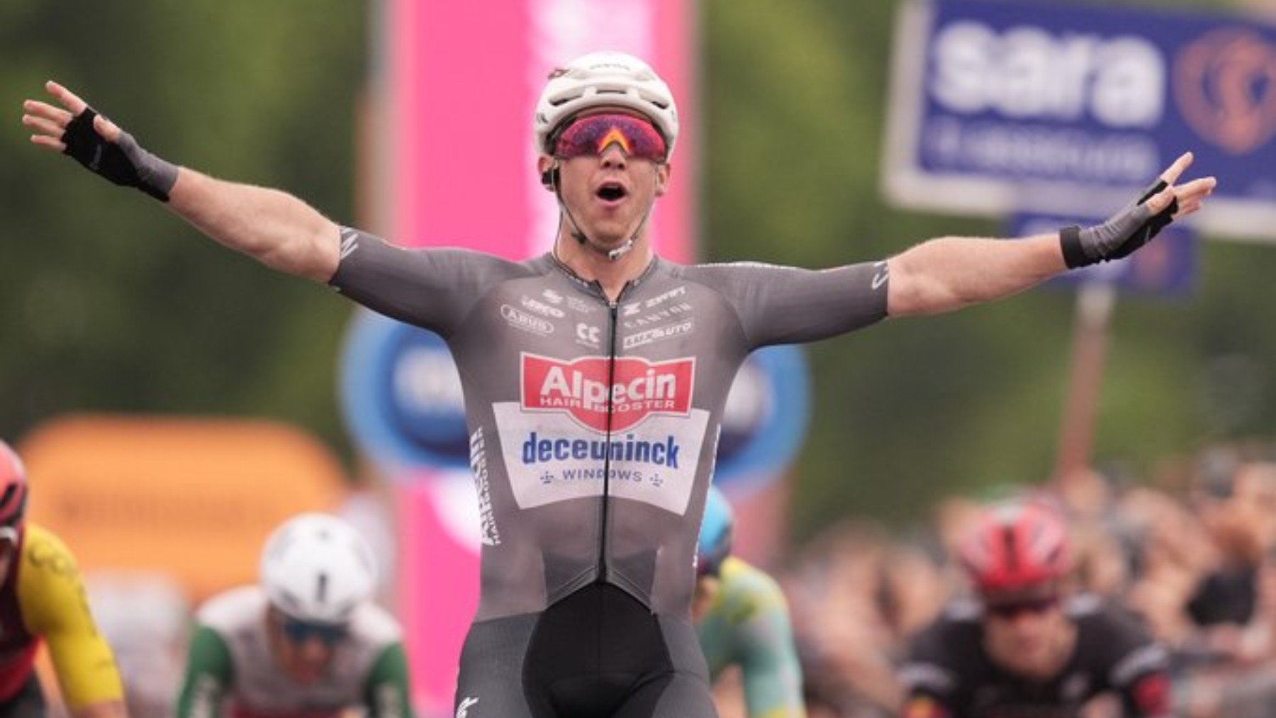 Groves reina en el caos de Nápoles antes de que el Giro de Italia llegue a los Apeninos