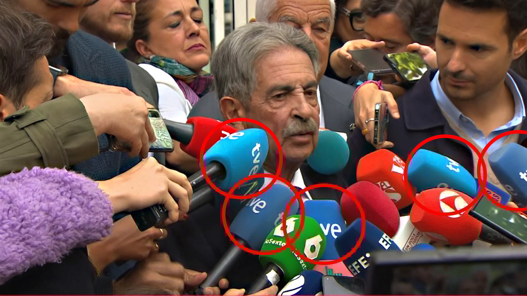 Mieguel Ángel Revilla, a la salida de los juzgados.