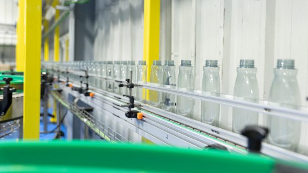 cadena de producción de botellas de plástico reciclado
