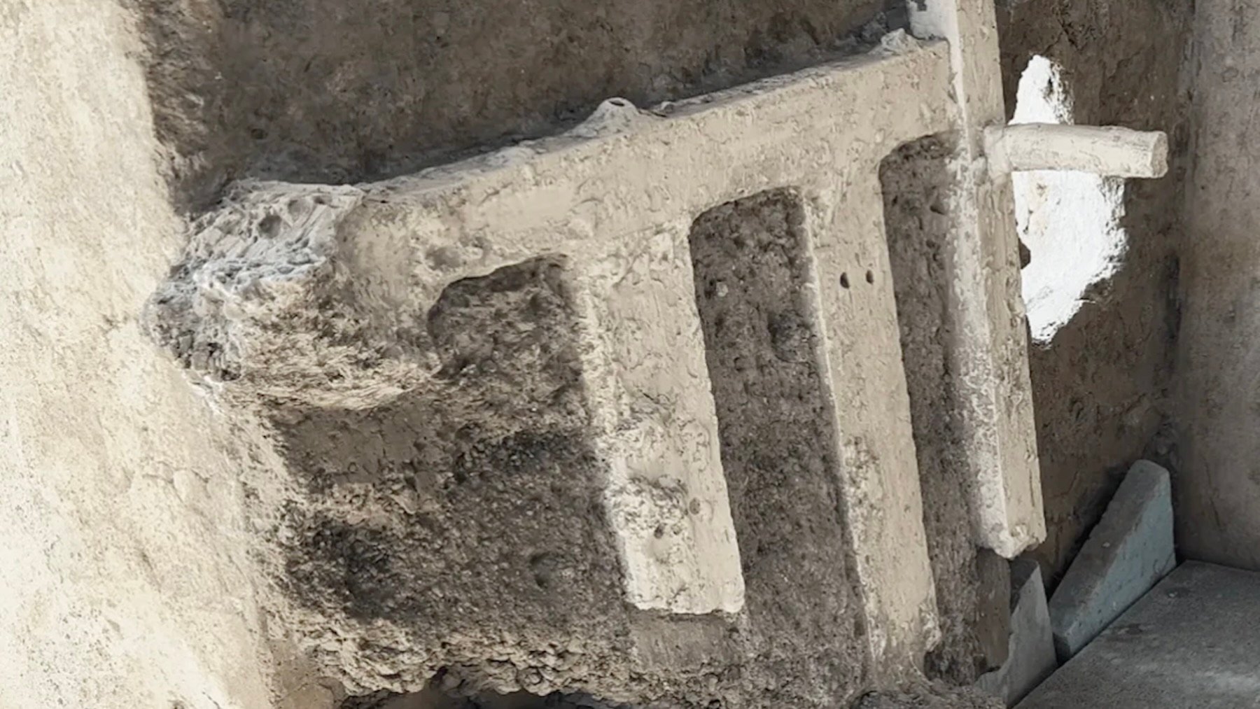 Restos de la cama que la familia había intentado usar para bloquear una puerta durante la erupción del Vesubio. Imagen: Parque Arqueológico de Pompeya.