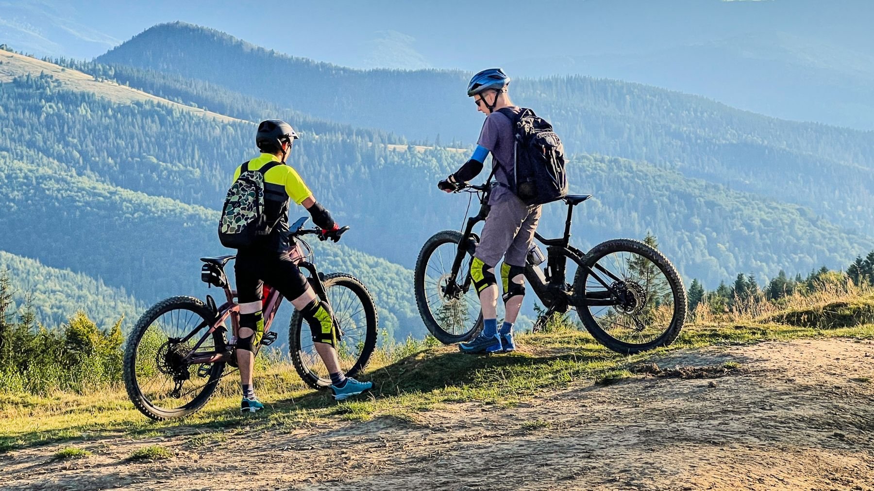 Dos ciclistas en la montaña.