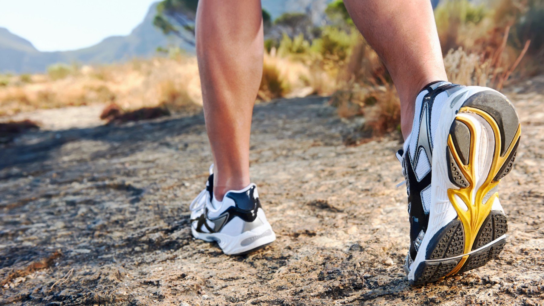 Un corredor con zapatillas especiales para cuidar los pies.