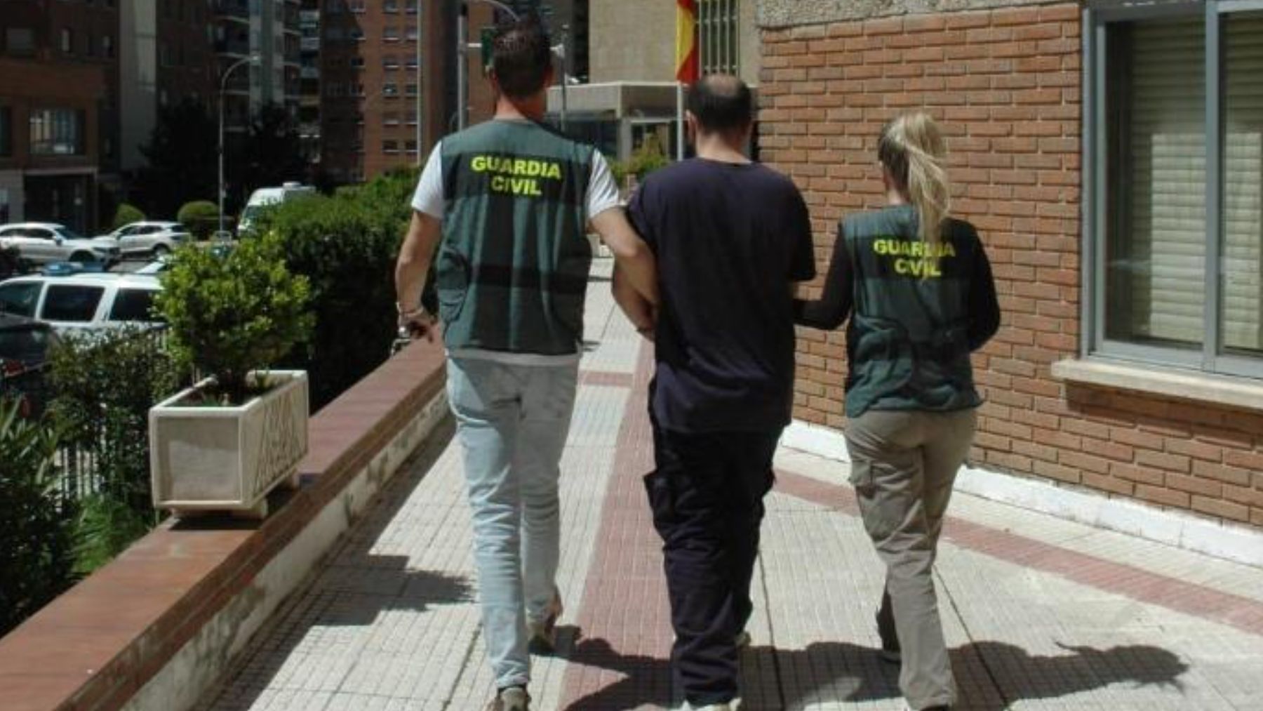 La Guardia Civil conduce al combatiente yihadista que se ocultaba en Guadalajara.