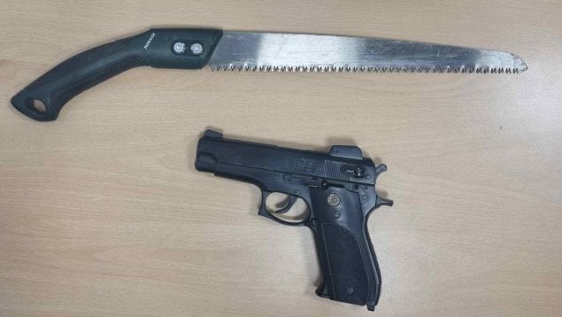 cuchillo pistola policía fuera de servicio