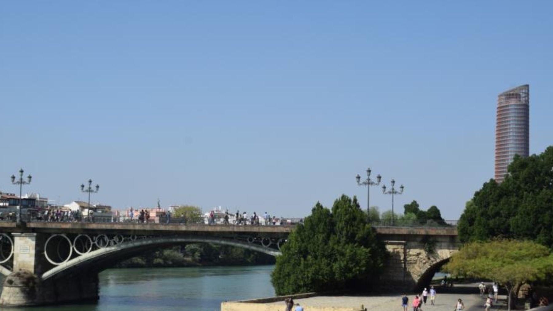 Puente de Isabel II y la Torre Sevilla al fondo. Foto: Turismo de Sevilla