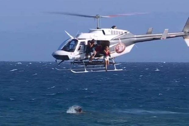 Terelu Campos salta desde el helicóptero. (Mediaset)