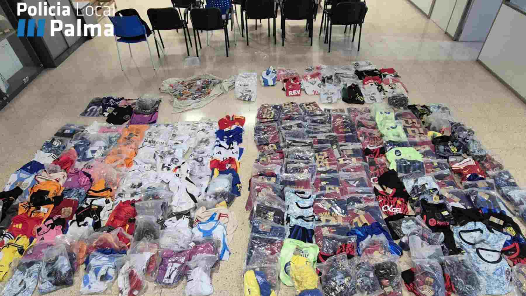 Imagen del material decomisado por la Policía Local de Palma a los manteros.