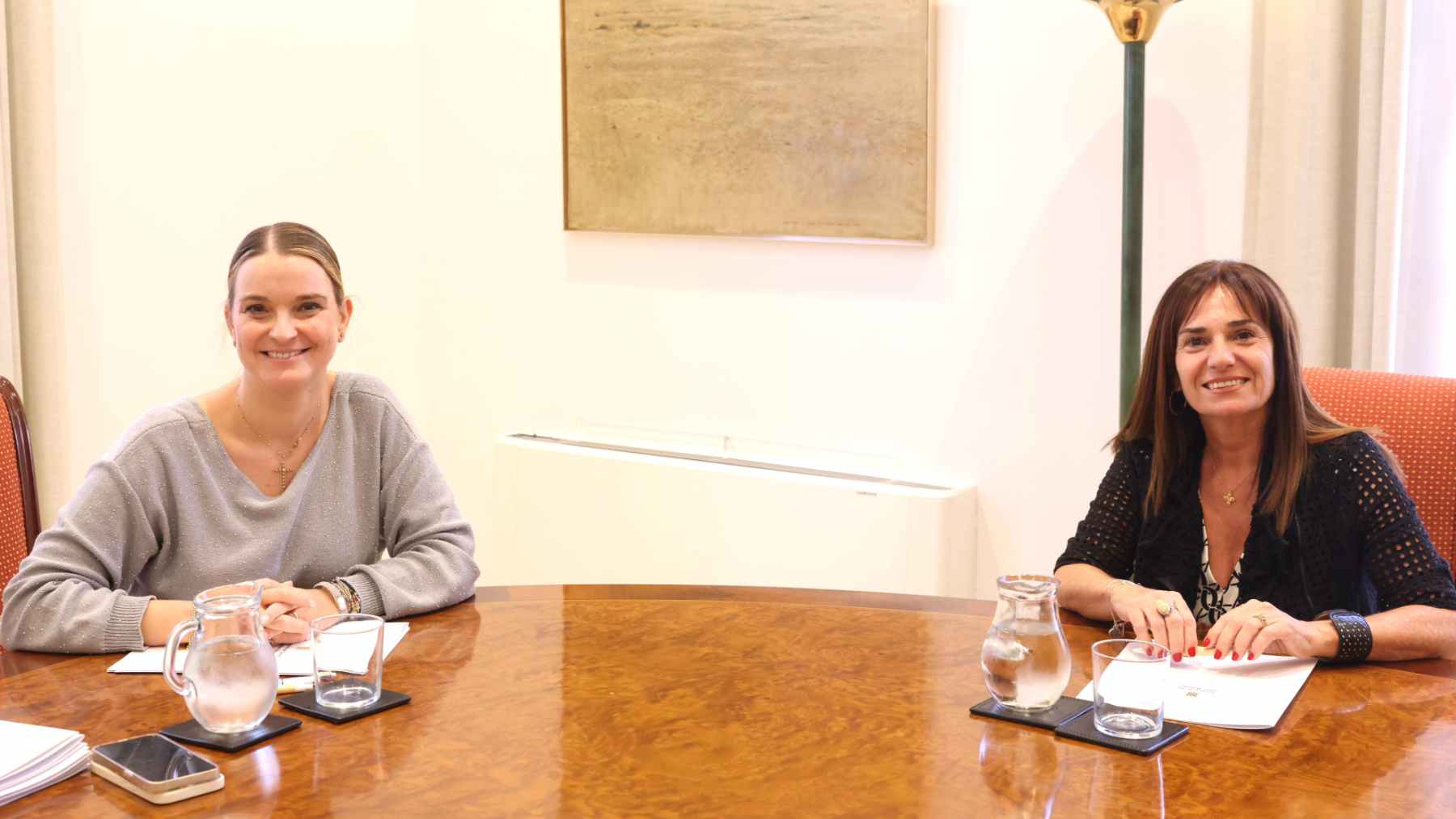 La presidenta del Govern, Marga Prohens, con la portavoz de Vox en el Parlament, Manuela Cañadas.