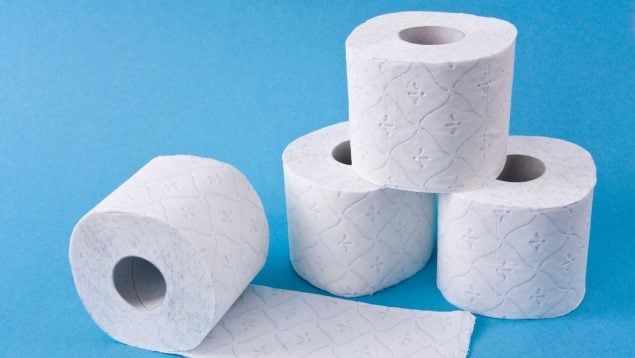 Colocar papel higiénico