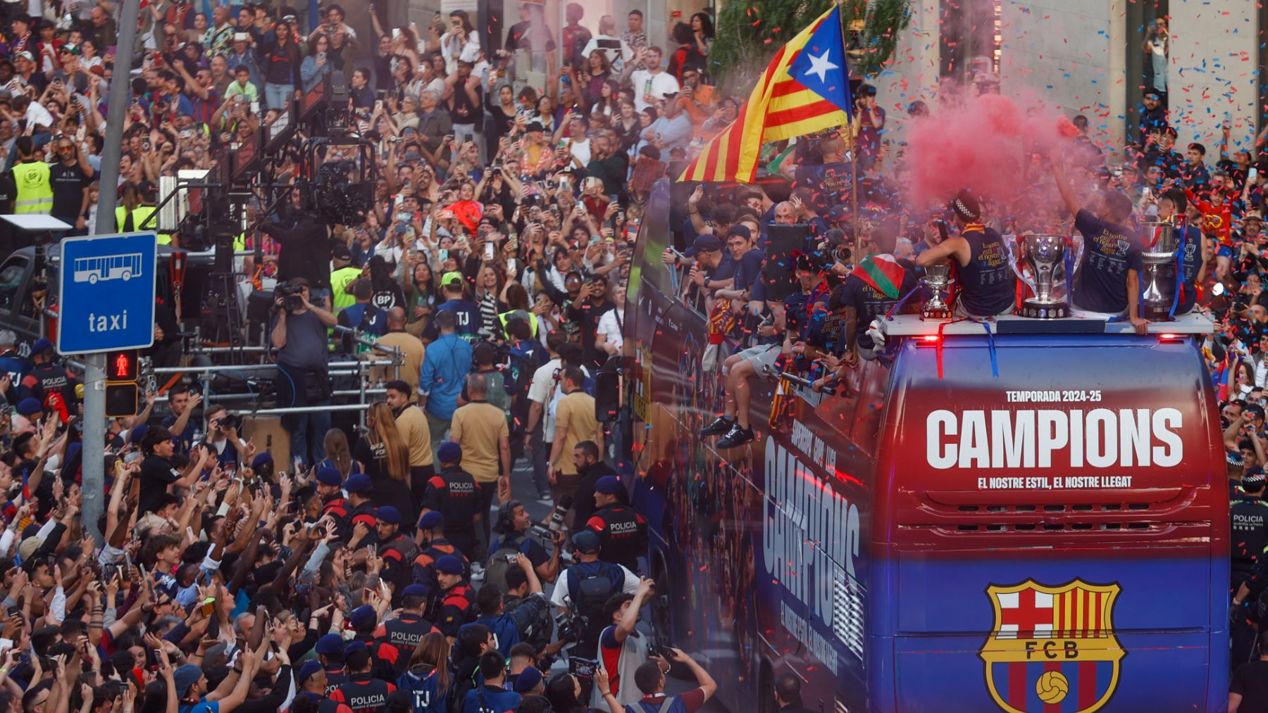 La estelada luce en la celebración de la Liga del Barça. (EFE)