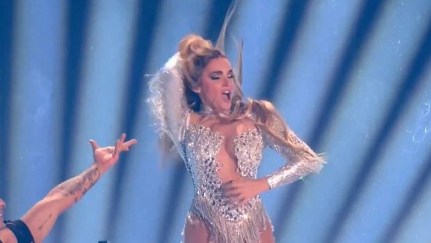 Melody haciendo el helicóptero en Eurovisión
