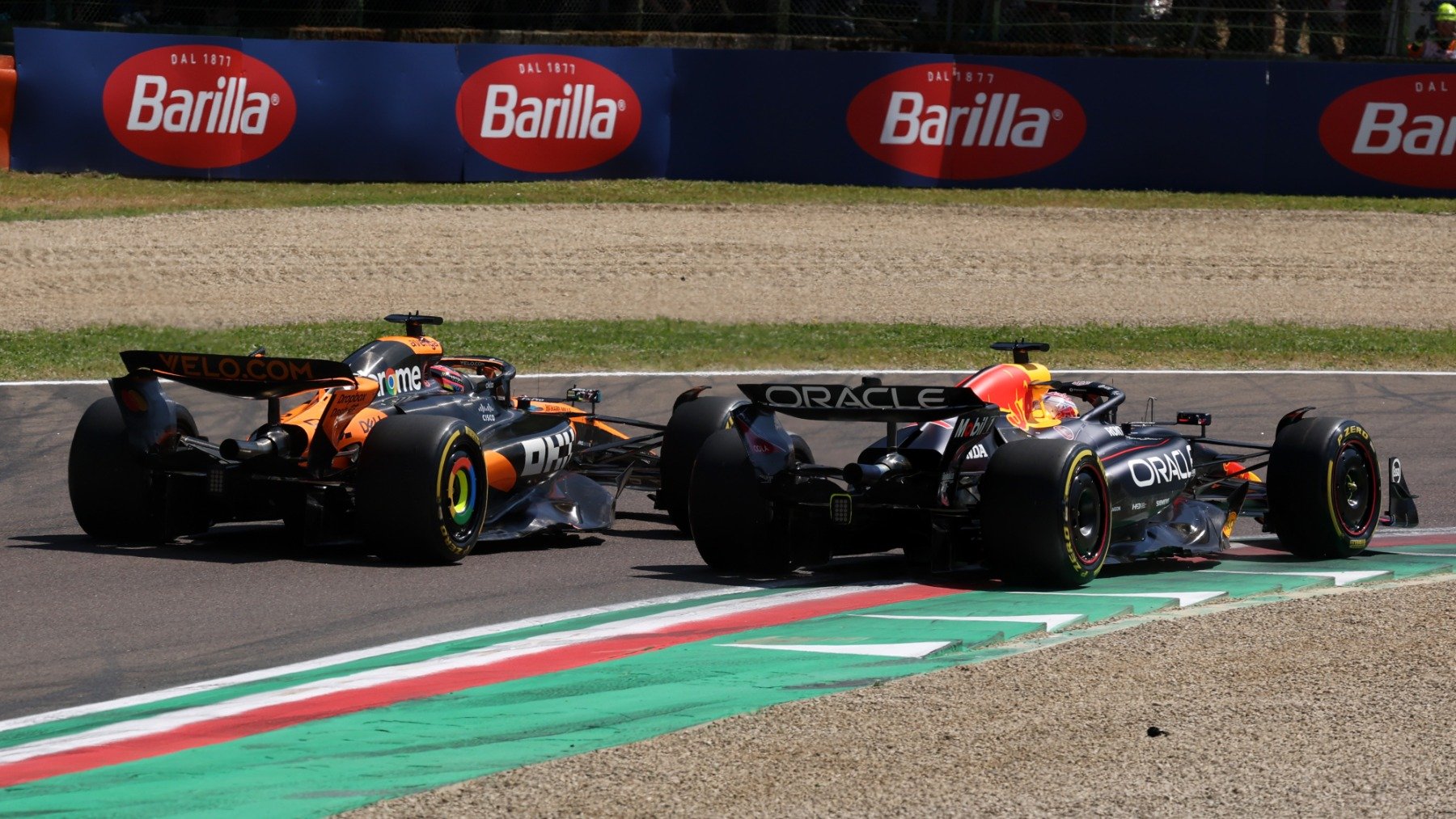 Verstappen y Piastri en Imola. (Getty)
