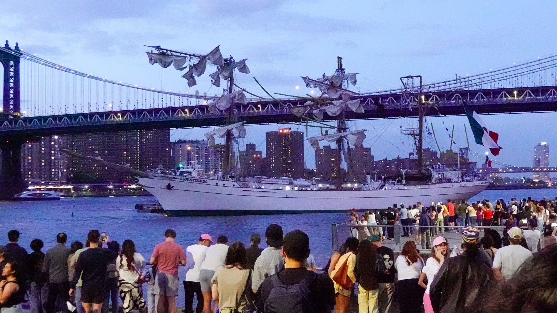 Dos tripulantes muertos en la colisión de un buque escuela mexicano contra el Puente de Brooklyn