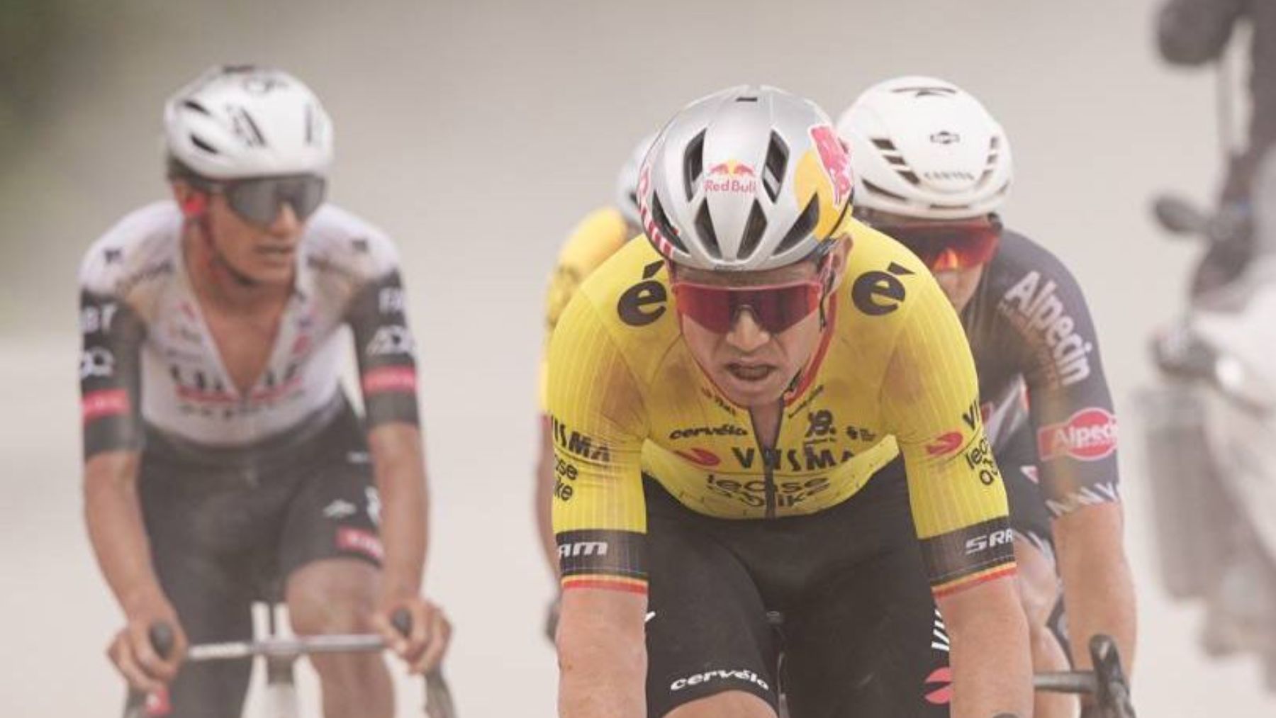 Isaac del Toro y Van Aert. (Giro de Italia)