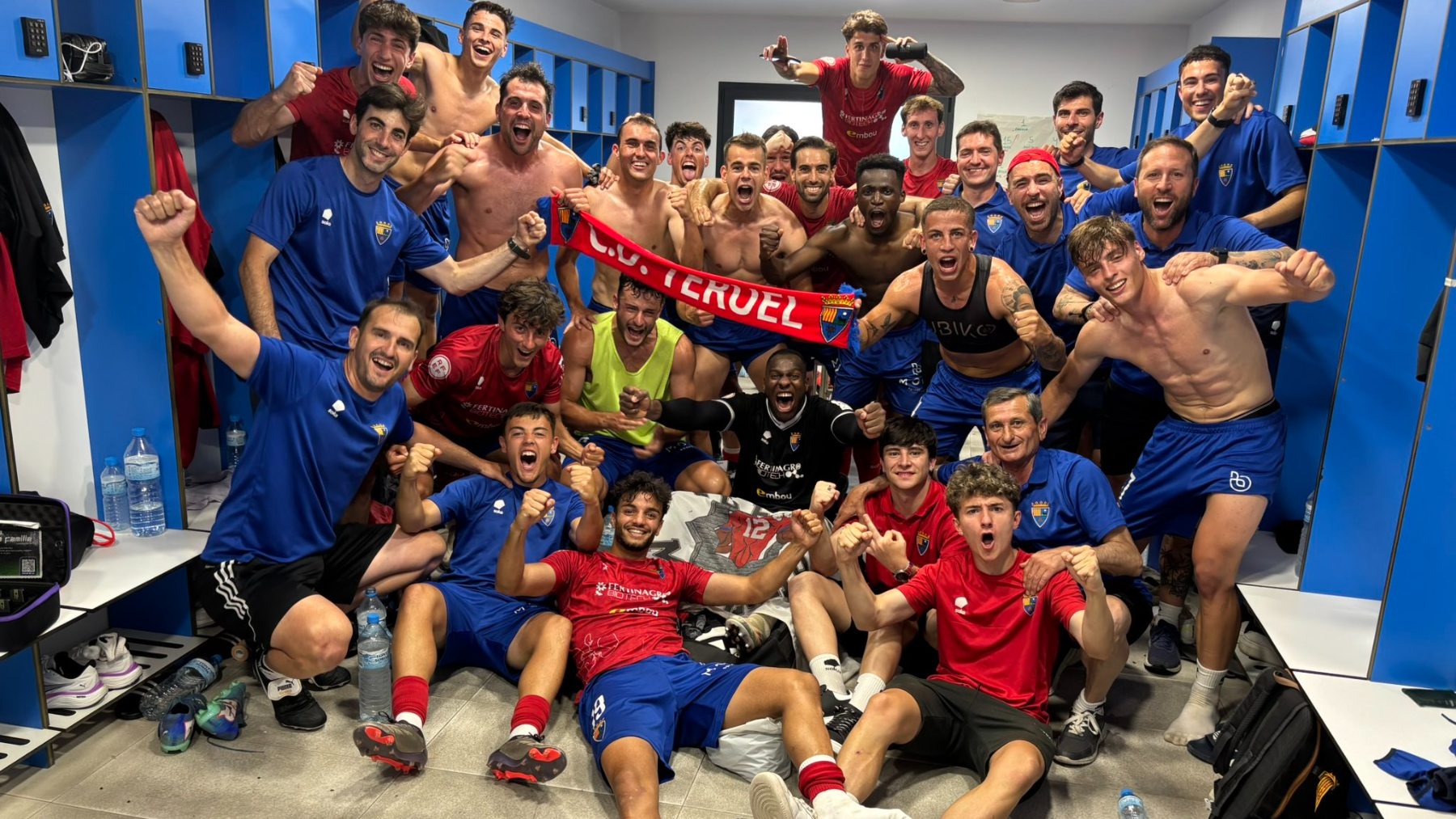 Los jugadores del Teruel, celebrando la victoria.