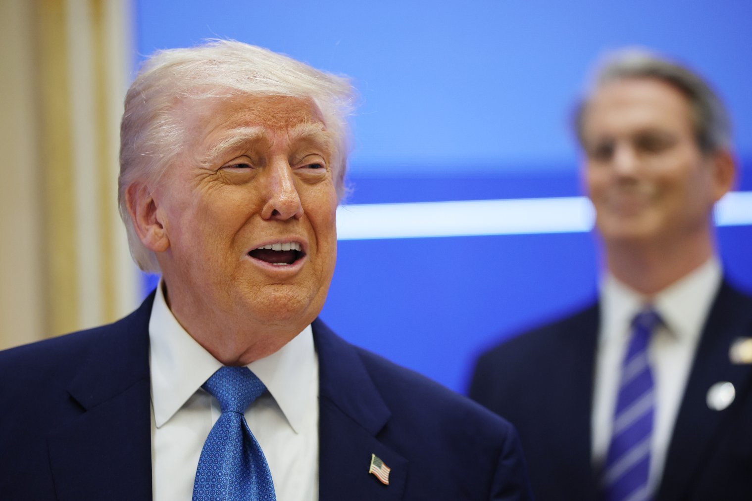 El presidente de Estados Unidos, Donald Trump, con el secretario del Tesoro, Scott Bessent, al fondo. (Getty)
