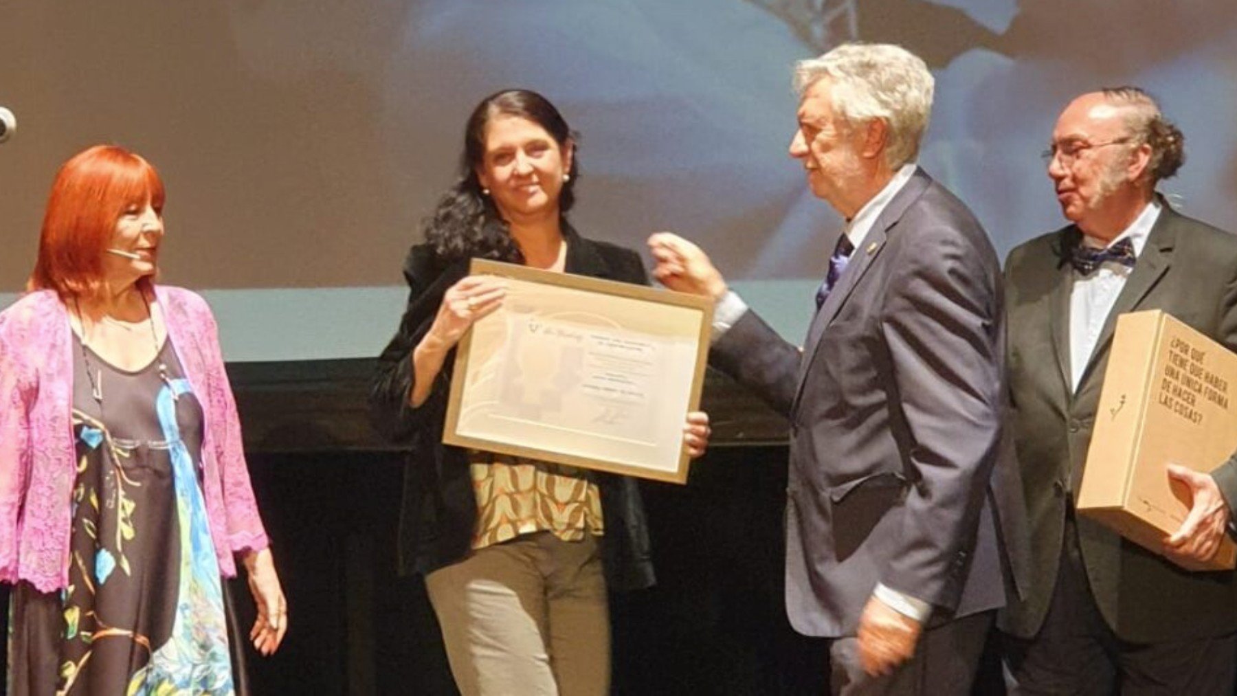 Rosana Ribera De Gracia, fundadora y directora de LoComunicas recibiendo el galardón.