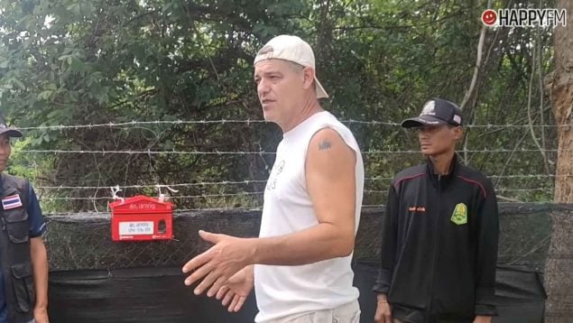 Frank Cuesta junto a dos guardias a las puestas de su Santuario Libertad (YouTube).