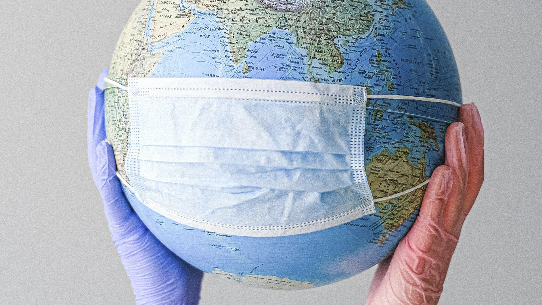 Globo terráqueo con mascarilla, típica de la pandemia. Foto: Pexels.