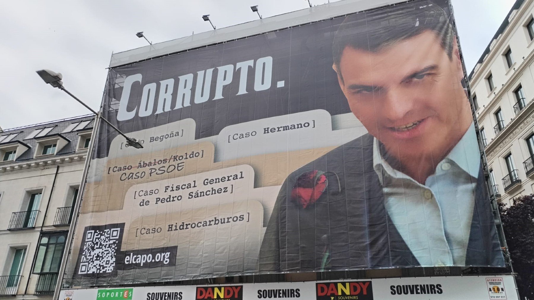 Pedro Sánchez en la lona de HazteOir.