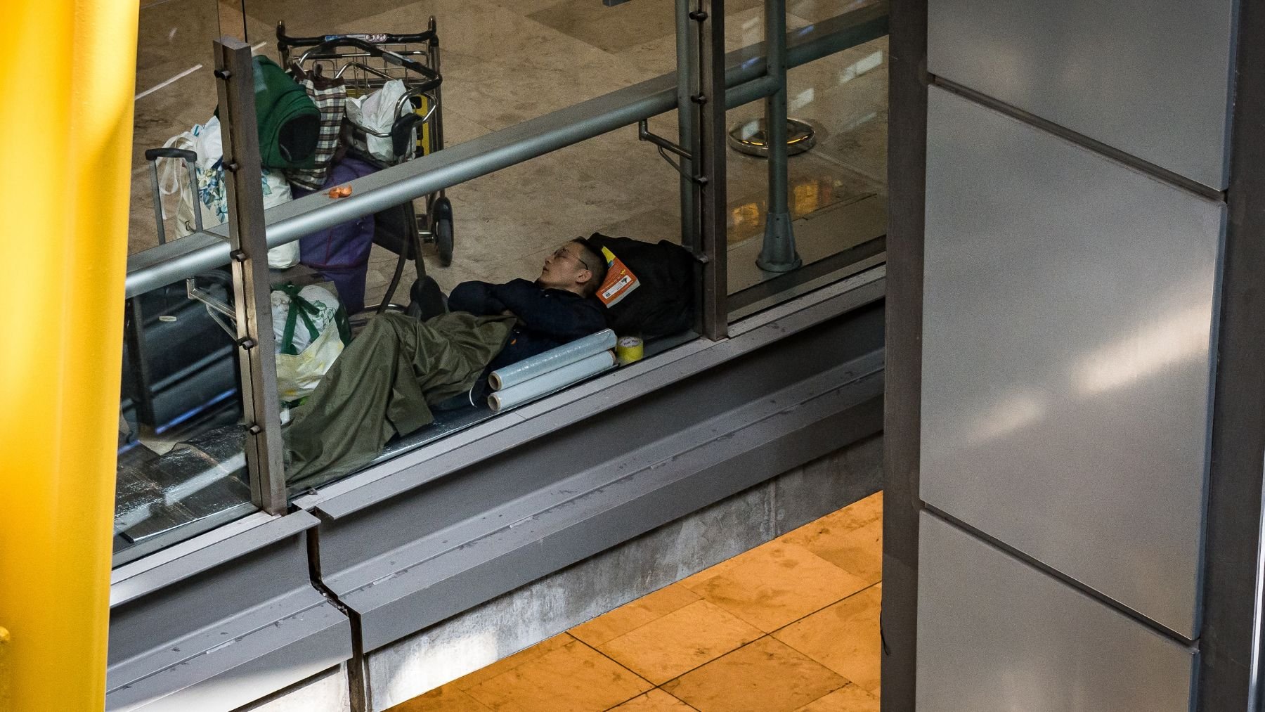 Personas durmiendo en el aeropuerto de Barajas. (Foto: EP)